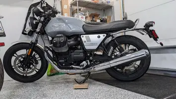 2018 Moto Guzzi V7 III Milano sm.jpg